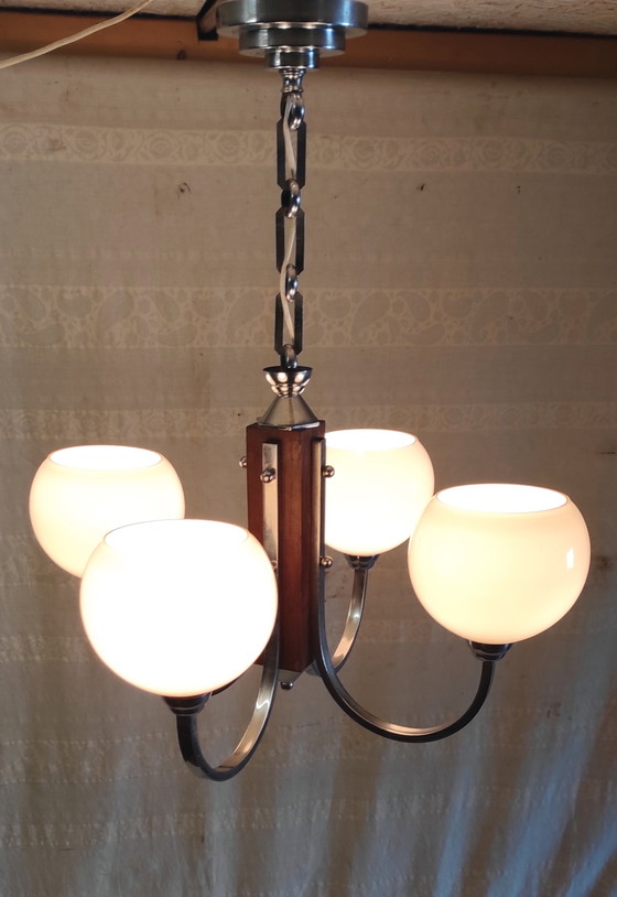 Image 1 of Lampadario Art Déco a quattro luci in metallo cromato e vetro opalino - metà del XX secolo