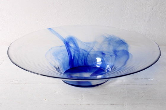 Image 1 of Vintage Bormioli Rocco blauwe glazen schaal met wervelpatroon - Italiaans kunstglas uit het midden van de 20e eeuw