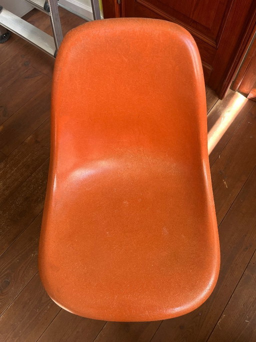 Sedia laterale arancione Vitra Eames DSW di Herman Miller (etichettata)