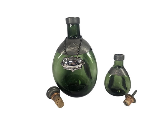 Image 1 of Niederländisches Design – Gero – Karaffe – Exilflasche – versilbertes Karaffenetikett – Dreieck mit Zinnbeschlägen – 30er Jahre