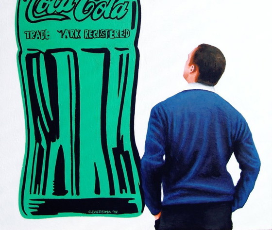 Image 1 of Bouteille de Coca-Cola - Tableau d'un homme regardant une peinture d'Andy Warhol