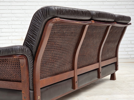 Image 1 of Sofá escandinavo de tres plazas de los años 70, tapizado en cuero, patas de teca y madera curvada.