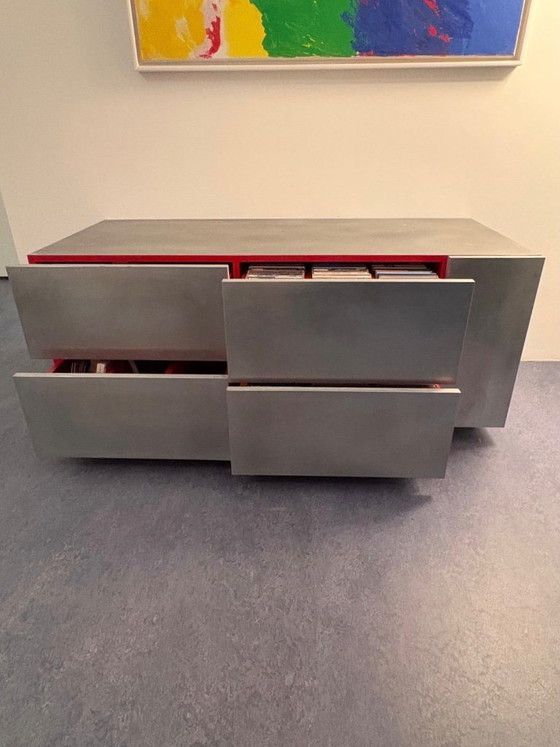 Image 1 of Zinc coulé avec art rouge Arno Kortschot Meuble CD