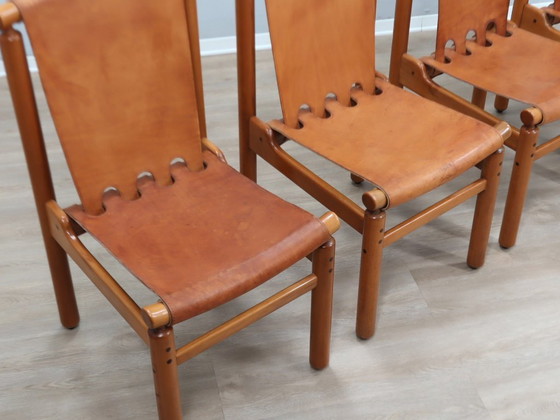 Image 1 of Juego de 4 sillas Ilmari Tapiovaara para La Permanente, de nogal y cuero, de la década de 1960.