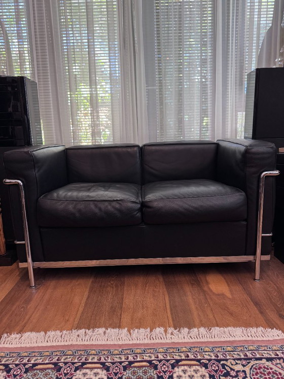 Cassina LC2 Set: 2 Sessel + 2-Sitzer-Sofa – Leather, Metal (photo 4 of 12)