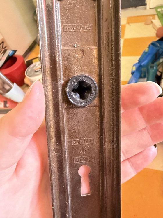 Juego de 4 tiradores de puerta antiguos italianos de latón con placa embellecedora y cerradura. (photo 5 of 5)