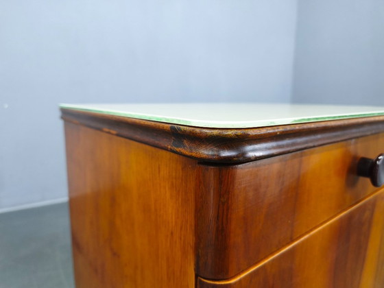 Image 1 of Een paar notenhouten nachtkastjes met glazen blad uit het midden van de 20e eeuw, jaren 1950.