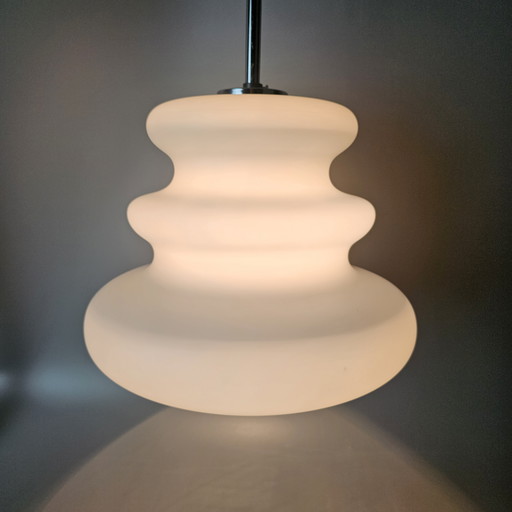 Lampe suspendue vintage par Peill et Putzler, Allemagne, 1960. Modèle AH 1. Verre au lait / Verre opalin. Blanc.