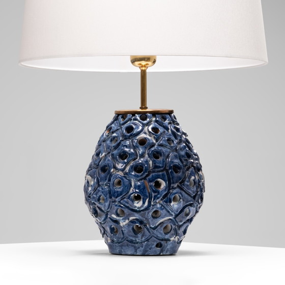 Perforierte blau-weiß glasierte Steingut Tischlampe Dänemark, 1960er Jahre, Tischlampen, Keramik, Messing (Foto 4 von 8)