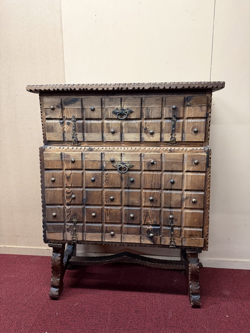 Armoire rustique en bois sculpté à la main avec détails en fer forgé