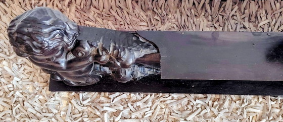 Image 1 of Panneau ancien en bois sculpté représentant un chérubin.