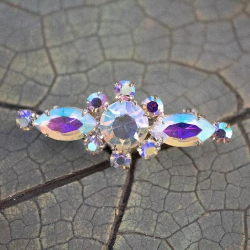Broche vintage Aurore Boréale : broche ovale ornée de strass irisés