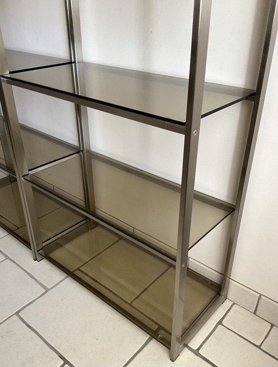 Image 1 of Paire d'étagères françaises en aluminium et verre fumé, attribuées à Artelano, années 1970