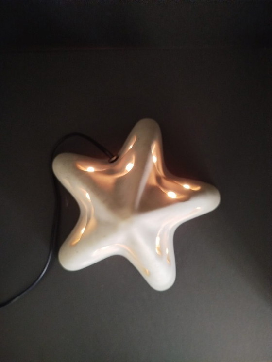 Image 1 of Lampe de table blanche de Noël. Hauteur : 29 cm.