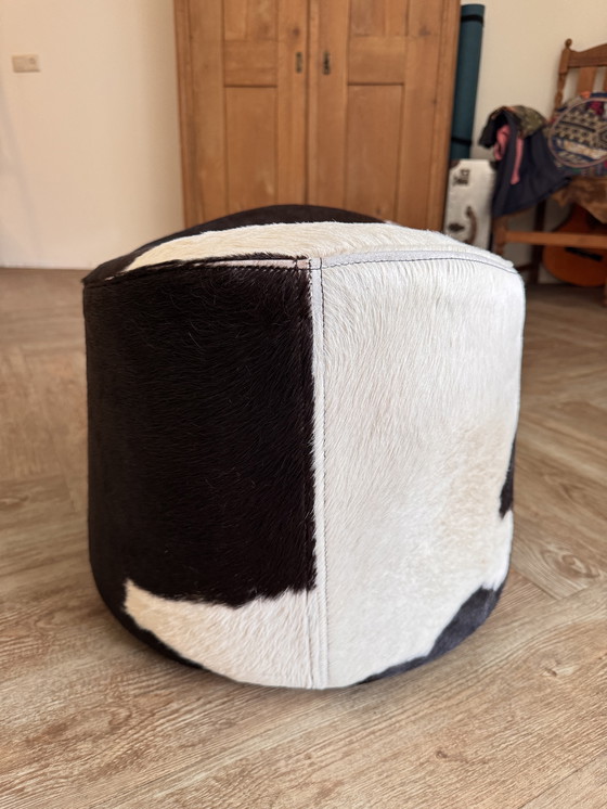 Image 1 of Unieke en mooie draaibare poef bekleed met een prachtig patroon echte koeienhuid. Ontworpen door Niels Gammelgaard voor Ikea en 