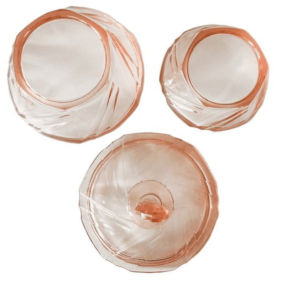 Image 1 of Art-Deco-Schmuckset „Rosaline“ aus geschliffenem Kristall, bestehend aus einer Schmuckdose und einer Schale, rosa, 1930er Jahre