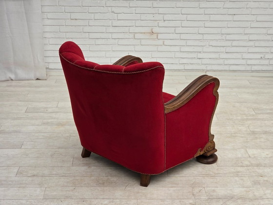 Image 1 of Deense relaxfauteuil uit de jaren 50, bekleed met velours en gesneden eikenhout.