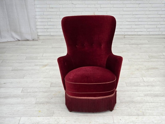 Image 1 of Fauteuil danois des années 1970, revêtement en velours rouge cerise, pieds en frêne.