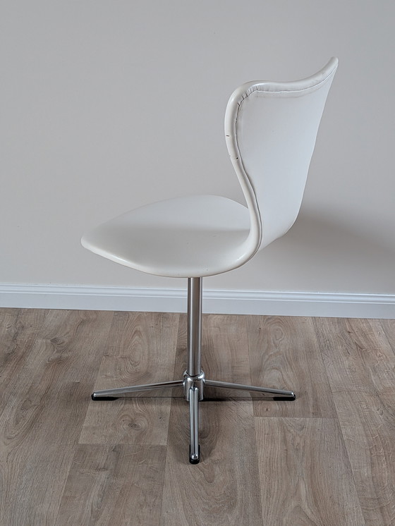 Image 1 of Vintage White Skai Swivel Chair – Danish Mid-Century Arne Jacobsen Style