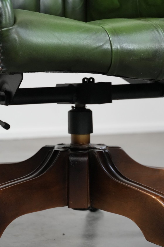 Image 1 of Grand fauteuil de bureau Chesterfield en cuir de vachette vert de style anglais, sur roulettes et à dossier haut.