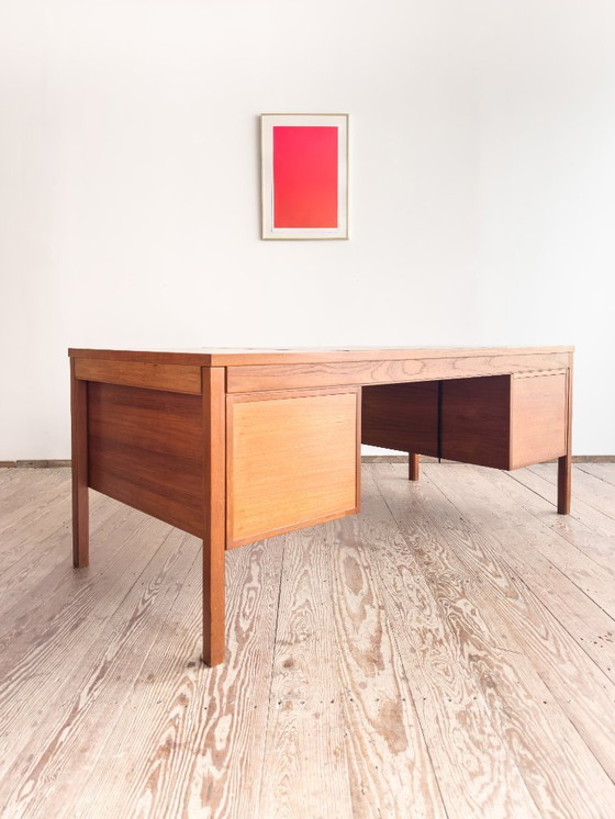 Image 1 of Scrivania direzionale in teak di metà secolo con intarsi in pelle