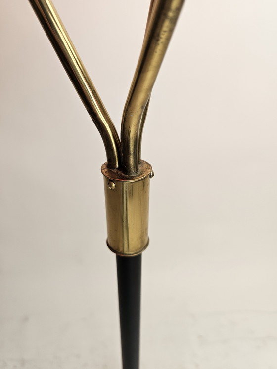 Image 1 of Lampadaire scandinave moderne avec trois abat-jour en verre opalin soufflé à la main, années 1950