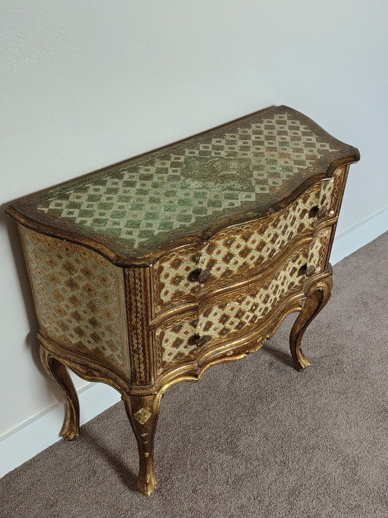 Image 1 of Commode florentine ancienne à deux tiroirs et finition plaquée or