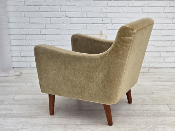 Image 1 of Fauteuil danois des années 1970, velours d'ameublement vert original, pieds en bois de teck