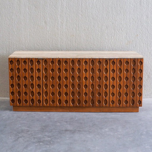 Buffet bas brutaliste contemporain en bois sculpté avec plateau en travertin