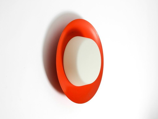 Grande lampada da parete o da soffitto Mid-Century in vetro con riflettore in metallo rosso di Kaiser Leuchten