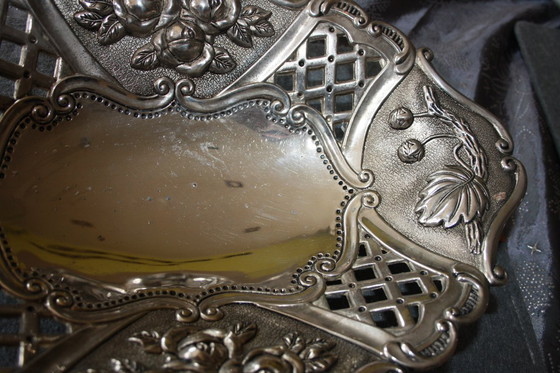 Image 1 of Ciotola decorativa argentata – rilievo floreale – 38 x 37 x 8 cm – elegante pezzo vintage