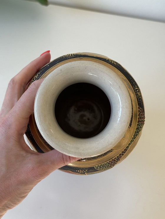 Image 1 of Vaso vintage giapponese in stile Satsuma con decorazioni geisha e oro