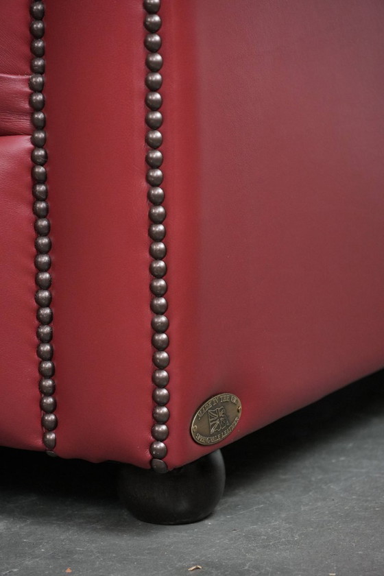 Image 1 of Divano Chesterfield inglese in pelle di mucca da 2,5 posti in uno splendido colore rosso