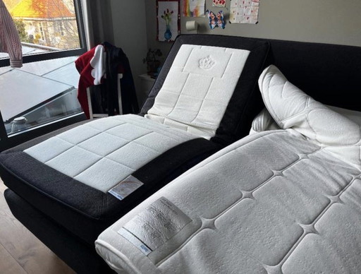 Rete a molle completamente elettrica Auping Kiruna con 2 motori, testiera, materassi e topper inclusi.