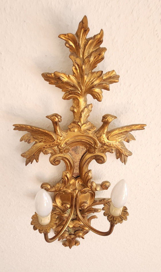 Lámparas de pared antiguas estilo rocalla, madera dorada con pan de oro, placas de espejo antiguas (photo 11 of 18)