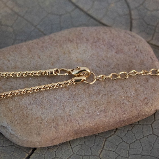 Image 1 of Vintage eikenbladhanger aan een goudkleurige ketting