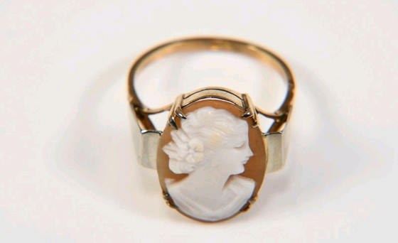 Image 1 of Beautiful 375 9kt gold ring with shell cameo