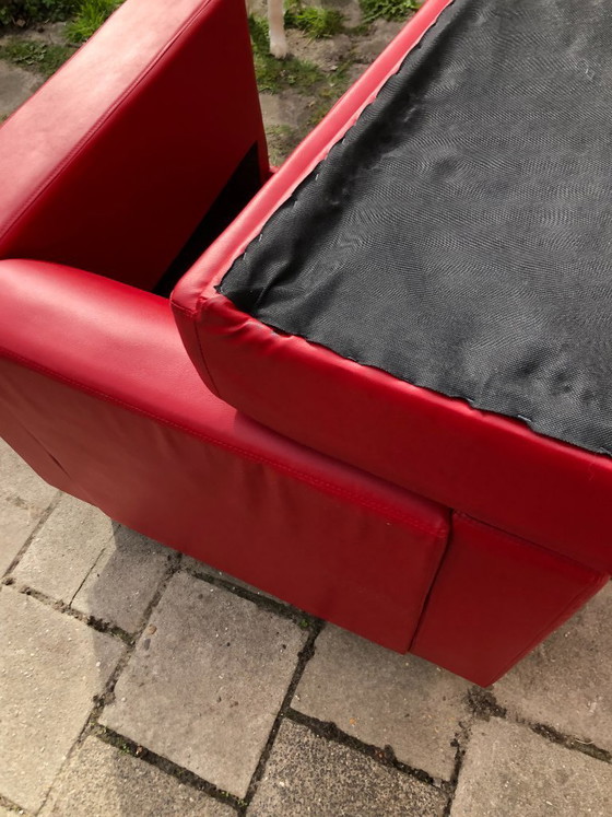 Image 1 of Poltrona lounge in pelle rossa dal design moderno