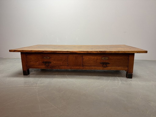 Gran mesa de centro francesa antigua de estilo rústico con dos cajones