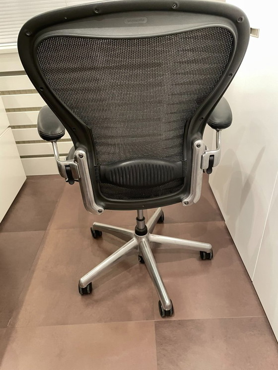 Image 1 of Esmoquin pulido Herman Miller Aeron con opciones completas