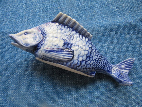 Image 1 of Oud Delfts keramisch beeldje van een blauw-witte vis, decoratief object, vintage