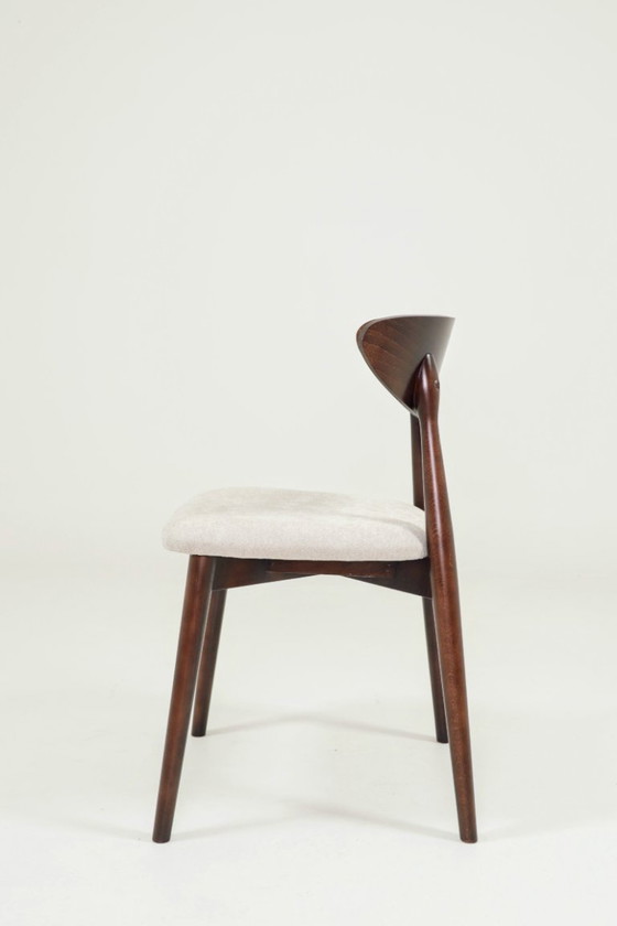 Image 1 of Set moderno di 6 sedie da pranzo, in tessuto ecru e legno di faggio noce scuro.