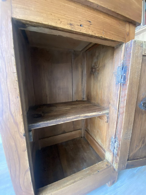 Image 1 of Mesita de noche rústica antigua de madera maciza: una pieza auténtica y cálida.