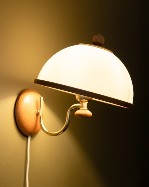 Applique murale vintage Steinhauer en forme de champignon classique, avec détails en bois et abat-jour en plastique blanc.