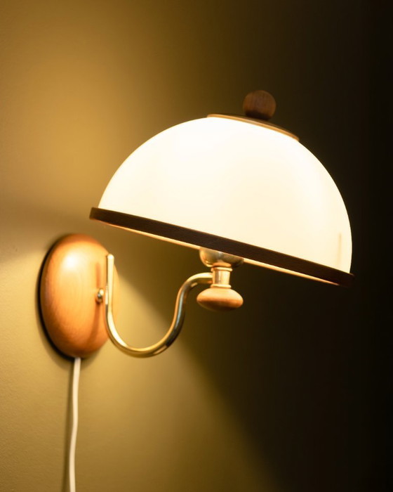 Image 1 of Applique murale vintage Steinhauer en forme de champignon classique, avec détails en bois et abat-jour en plastique blanc.