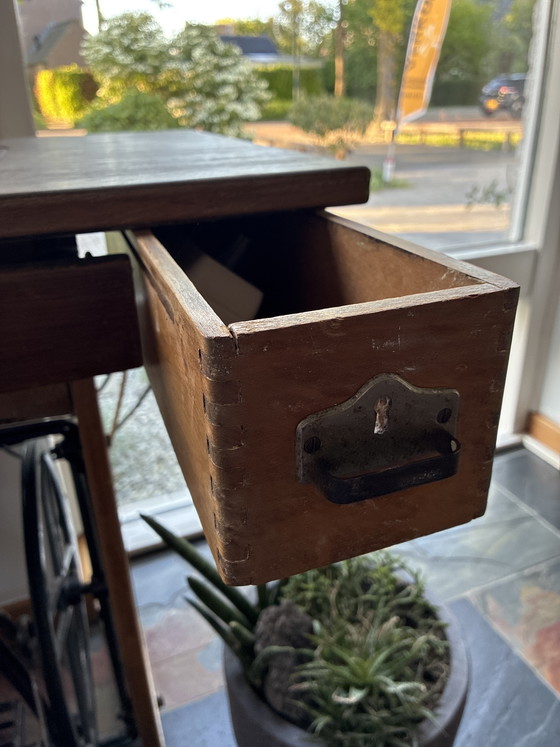 Image 1 of Mesa para máquina de coser antigua