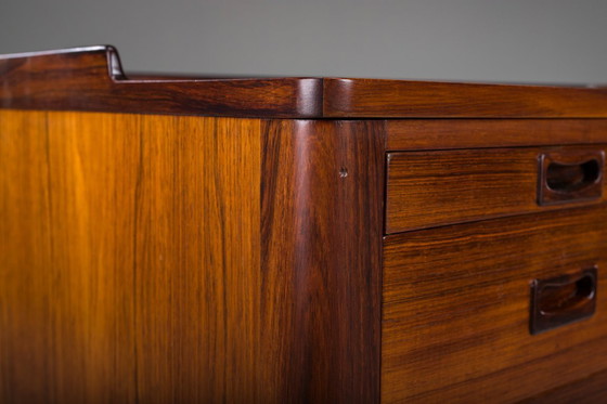 Image 1 of  Skandinavischer moderner asymmetrischer Palisander-Schreibtisch mit Barschrank, zugeschrieben H. Brockmann Petersen für Poul M.