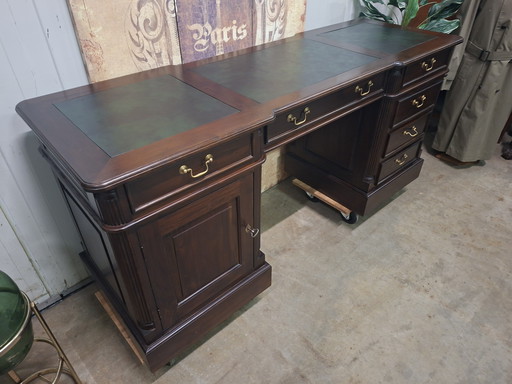 Klassiek Engels bureau, schrijftafel, desk enkelzijdig met lederen inleg Uniek smal model afm. 180x60cm en 80cm hoog.  
