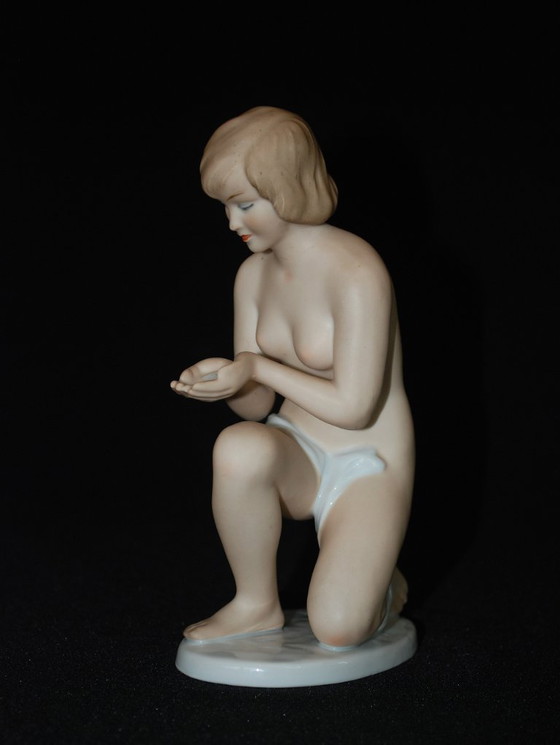 Image 1 of Femme nue buvant, 1964. Manufacture de porcelaine Kurt Steiner de Wallendorf