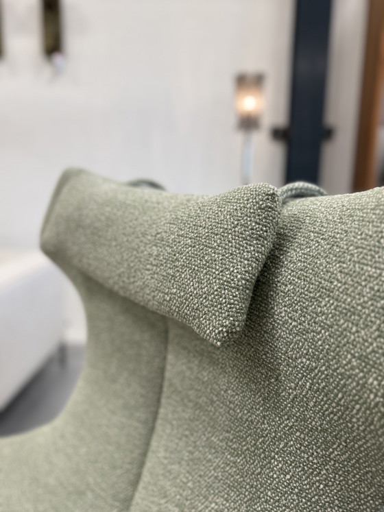 Image 1 of Poltrona Nosto con poggiapiedi in tessuto verde, modello disponibile a magazzino.